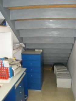 Zona de almacenaje debajo de la escalera.